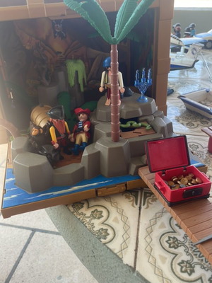 Playmobil treasure island playset