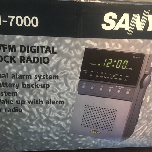 Vintage ρετρό ρολόι-ξυπνητήρι-ραδιόφωνο Sanyo καινούργιο