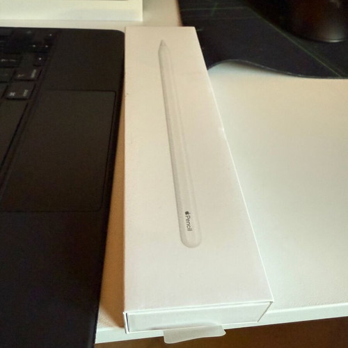 iPad Pro 12.9 M1 5th Generation 2021 like new with Magic Keyboard and Apple Pencil