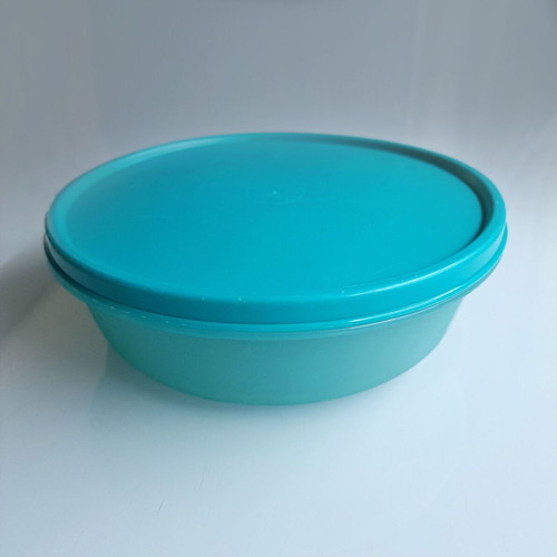 Tupperware cyan round container like new, diameter 19 cm x 6.5 cm