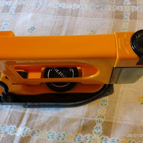 Vintage OUBOU TK-501W travel iron used, dual voltage