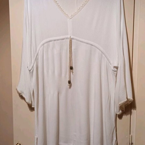 Long white crinkled shirt XL new with gold trim