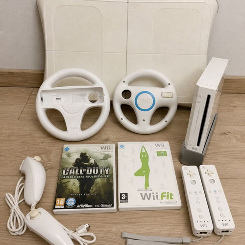 Nintendo Wii complete bundle used with Balance Board, Wii Wheel, Mario Kart, Wii Sports