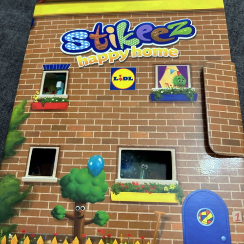 Stekeez Happy Home used, 9 figures and house