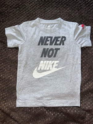 Μπλουζάκι Nike για αγόρι 5 ετών σαν καινούργιο, γκρι