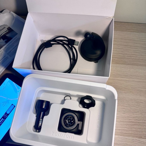 TomTom GO Expert Plus GPS like new with box and mount