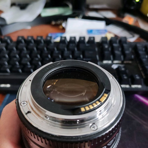 Canon EF 85mm f/1.8 USM lens like new with genuine parasole