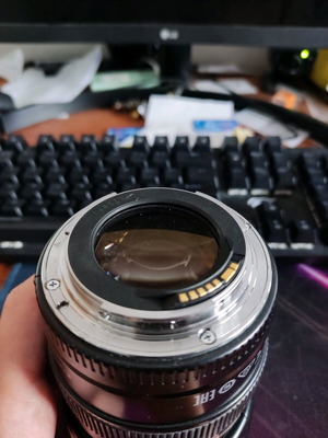 Canon EF 85mm f/1.8 USM lens like new with genuine parasole