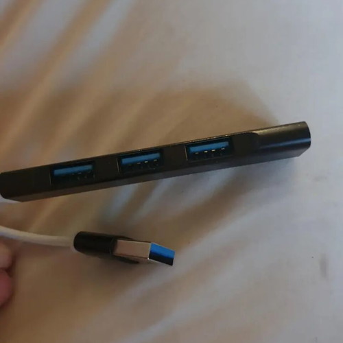 Usb hub power strip with 4 ports black in excellent condition