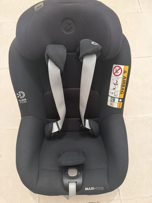 Maxi-Cosi Pearl 360 Car Seat with ISOFIX Base like new