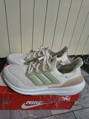 Ultraboost Light Adidas καινούργια, μέγεθος 45 1/3, άσπρο και μπεζ