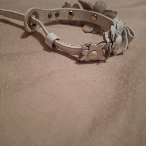Folli Follie leather bracelet like new, white with flowers