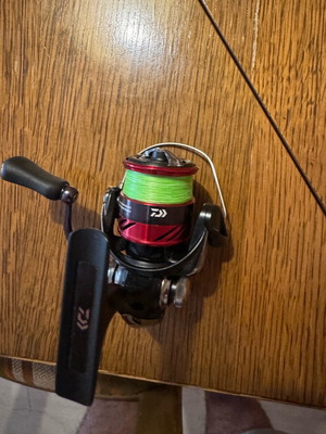 Μηχανισμός ψαρέματος Daiwa Ninja LT 2000 με νήμα PE 0.6 YGK X-Braid X8 σε εξαιρετική κατάσταση