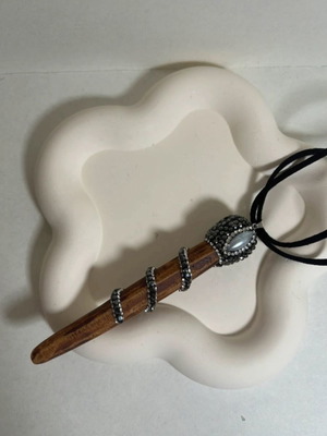 Vintage necklace like new with design in black and brown