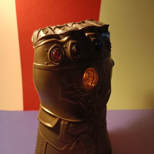 Marvel Avengers Infinity Gauntlet by Hasbro like new with audio and light