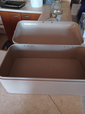 Σιδερένια ψωμιέρα και μπολ Tupperware σαν καινούργια, πωλούνται όλα μαζί