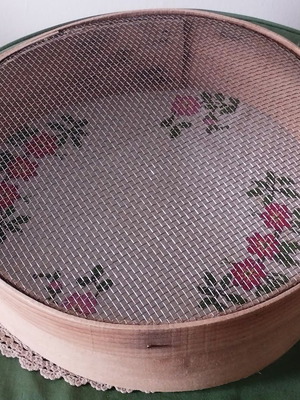 Traditional Wooden Flour Sifter 30x8cm like new, authentic pre-1960