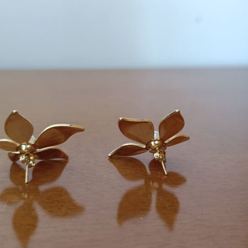 Flower earrings with pearl and white enamel like new
