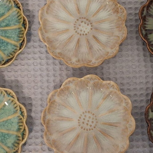 JYSK ceramic dessert plates set of 6 like new, flower shape