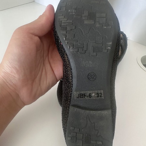 Girls' black ballerinas size 32 used, lightweight with bow