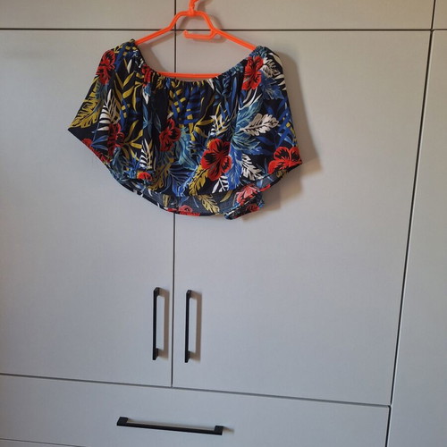 Set with off-shoulder blouse and high-waisted pants like new, colorful blue