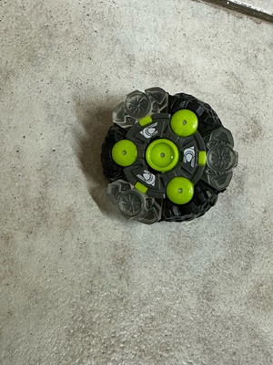Spinning top bay blades