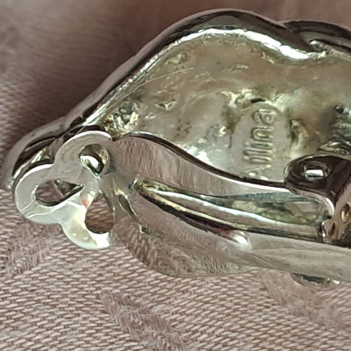 Vintage clip earring like new