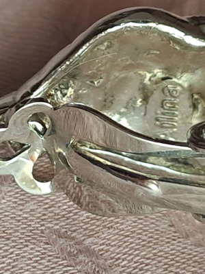Vintage clip earring like new
