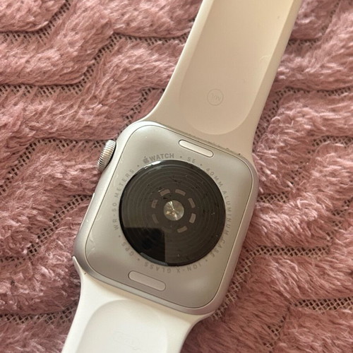 Apple Watch SE 40mm used starlight 2023 with charger