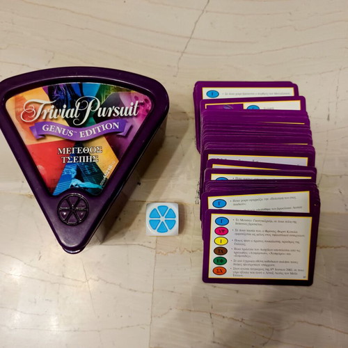 Trivial Pursuit Genius Pocket Edition board game like new