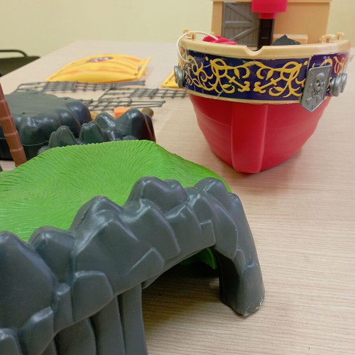 Pirate ship used with buildable island and cargo hold