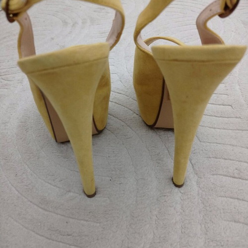 Yellow suede leather sandals used with 15 cm heel