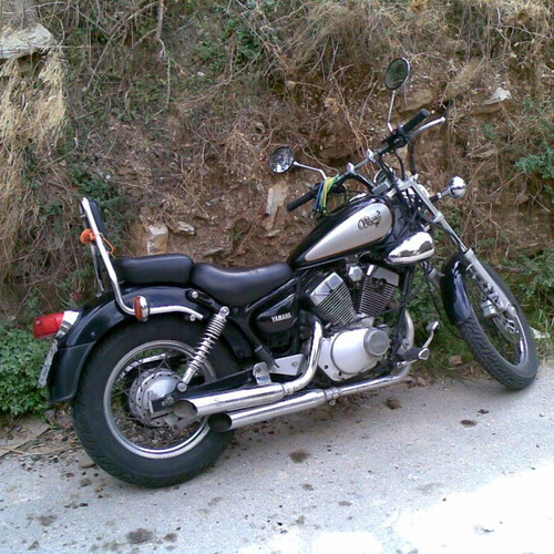 Yamaha motorcycle 250 cc like new, 1996, black, manual
