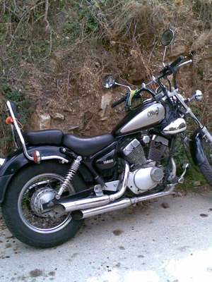 Yamaha motorcycle 250 cc like new, 1996, black, manual