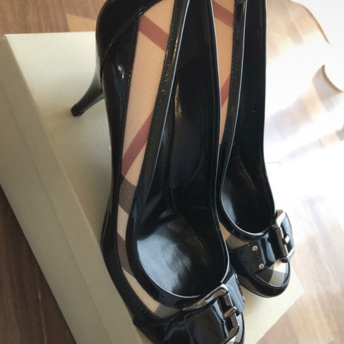 Burberry black patent leather pumps with metallic buckle like new
