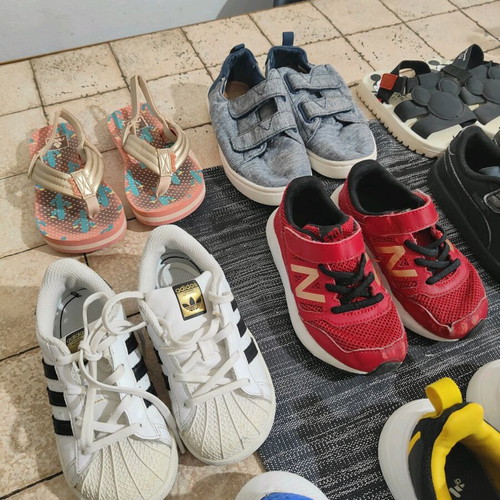 Children's athletic shoes and sandals used, pack of 9