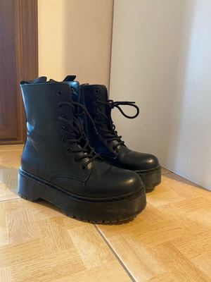 Women's boots like new, size 38, black