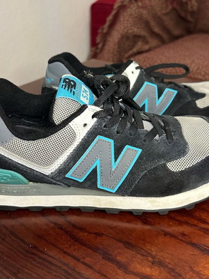 Обувки New Balance 574 употребявани, номер 39, черно и синьо