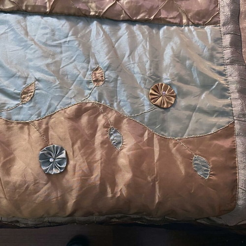 Patchwork bed cover set like new with 2 large pillowcases and 2 extra large pillows