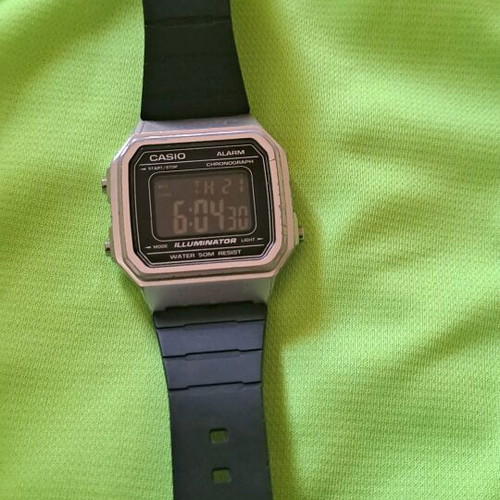 Casio ρολόι μεταχειρισμένο, μαύρο και γκρι, με φθορά στην οθόνη
