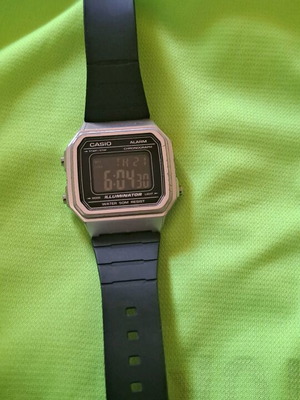 Casio ρολόι μεταχειρισμένο, μαύρο και γκρι, με φθορά στην οθόνη