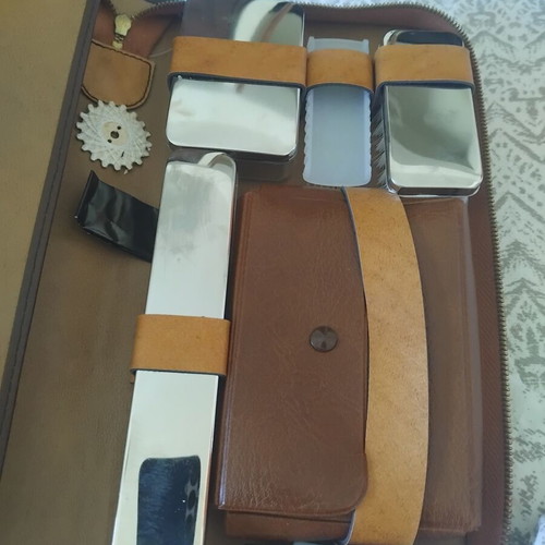 Besto grooming set case, excellent condition