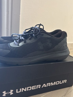 Under Armour UA Surge 3 ανδρικά αθλητικά παπούτσια σε μαύρο, μέγεθος 44
