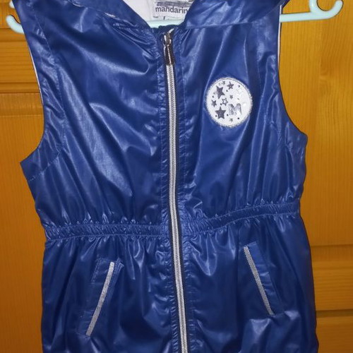 Mandarino sleeveless windbreaker used for 3-year-old girl blue