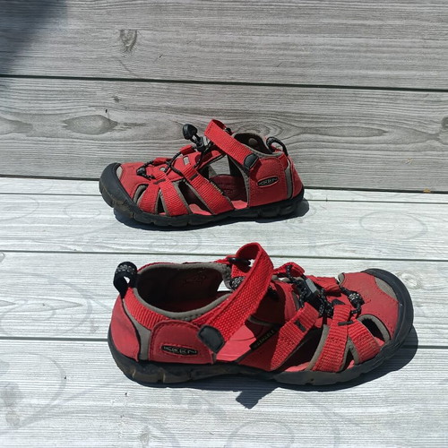 Keen sandals unisex used, size 32.5, black and red