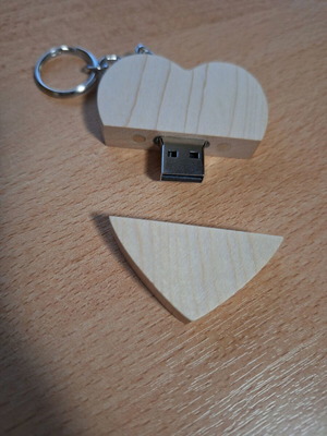 Usb stick 64GB wooden heart-shaped new with magnetic closure