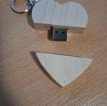 Usb stick 64GB wooden heart-shaped new with magnetic closure