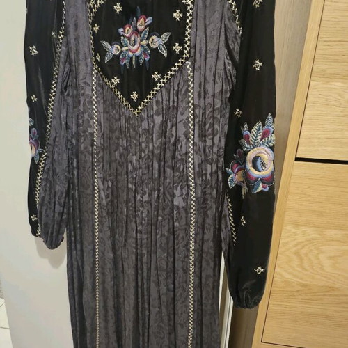Zara dress with embroidery like new, size XS, black multicolor