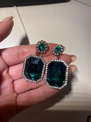 Earrings with impressive green stones new