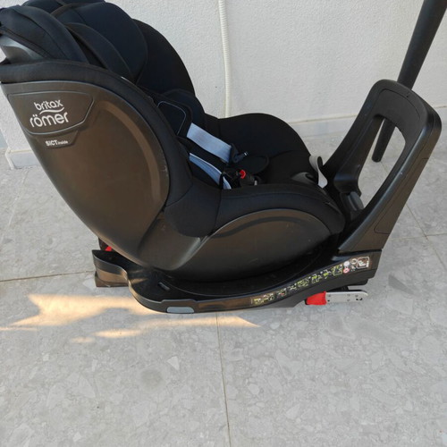 Britax Römer Dualfix i-Size car seat with Baby-Safe i-Size Base